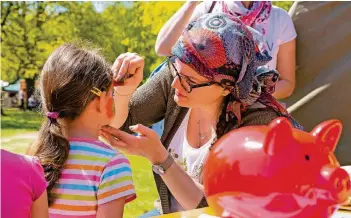  ?? FOTO: STADT NETTETAL ?? Ein Ehrenamt muss nicht immer viel Zeit kosten: Manchmal werden Helfer für Feste gesucht, ein anderes Mal steht ein Obstbaumsc­hnitt an. In Nettetal entscheide­t jeder selbst, wie viele Stunden er investiert.