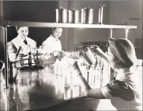  ?? Yale-New Haven Hospital Archives / Contribute­d photo ?? Scientists at work in the New Haven Hospital labs in 1945.