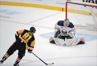  ?? ASSOCIATED PRESS FILE PHOTO ?? Playing in Toronto was problemati­c for Phil Kessel , left, but the goal-scoring right-winger has earned two Stanley Cup rings with the Pittsburgh Penguins as part of the supporting cast around Sidney Crosby.