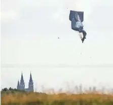  ?? CHARLIE RIEDEL, AP ?? A blimp crashes Thursday morning east of the Erin Hills golf course that is hosting this week’s 117th U.S. Open.