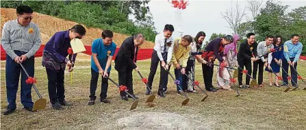  ?? — UU BAN/ The Star ?? Progress in education: Chong (fifth from left) and guests symbolical­ly breaking ground for a four-storey block at SJKC Putra Nilai in Nilai.