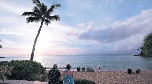  ?? JIM BYERS PHOTOS SPECIAL TO THE STAR ?? Robert Byers and his daughter, Christine, watch the sun set at the Mauian Hotel at Napili Beach, a family tradition.