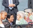  ?? FOTO: DPA ?? Auf Augenhöhe: Die Staatschef­s Barack Obama und Shinzo Abe im Gespräch mit Veteranen.