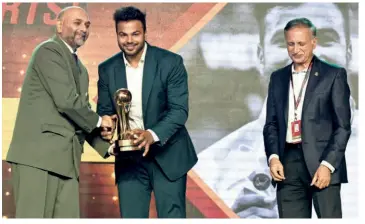  ?? K. R. DEEPAK ?? Para javelin thrower Sumit Antil being awarded the Sportsman of the Year (parasports) by chess player Pravin Thipsay, and P. V. Ravitej, Executive Director-incharge, Refineries Project, BPCL, at the Sportstar Aces Awards.