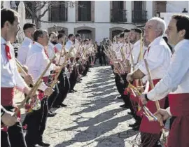  ?? ?? Tradición Emotivo momento de la festividad de Garbayuela. ▷