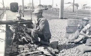  ?? ?? A Vickers Machine Gun position being manned on Railway Bridge, Elizabethv­ille.