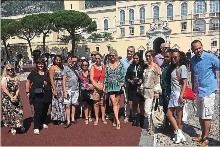  ??  ?? L’actrice Katherine Kelly Lang (au centre en vert et noir) entourée des fans d’« Amour, gloire et beauté » à Monaco.