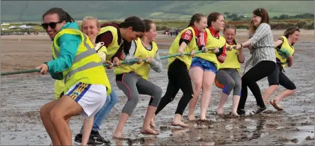  ?? Photo by Declan Malone ?? Local girls competing in the tug-of-war contest at Béal Bán Races on Sunday.