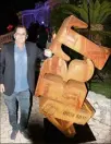  ??  ?? Stéphane Cipre devant son « Art » en acier corten.