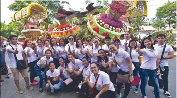  ??  ?? PARADE. The 8990 Housing Developmen­t Corporatio­n personnel, unit managers and staff take a photo with their float during the Pamulak sa Kadayawan. MACKY LIM