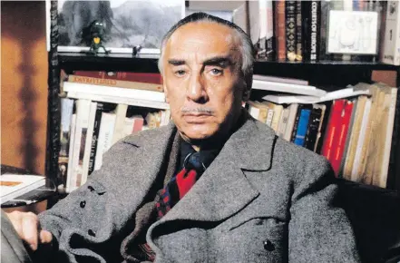  ?? ROGER VIOLLET/TODAVIA ?? Ficção e vida. Romain Gary inseria episódios autobiográ­ficos em suas obras, mas também romantizav­a o próprio passado