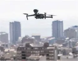  ?? Quique Garcia / Efe ?? Un dron de la Guardia Urbana de Badalona, en abril de 2020.