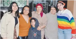  ?? ?? ❲ Ivette Arroyo rodeada de su querida Familia Frida Monroy, Tania Arroyo, Xavier Aguirre, Alicia Rosas y Fernanda Ruiz.’