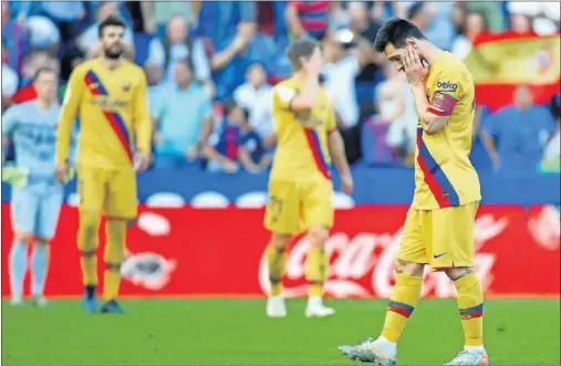  ??  ?? Messi, cabizbajo, lamenta uno de los goles encajados por el Barça en el Ciutat de València ante el Levante.