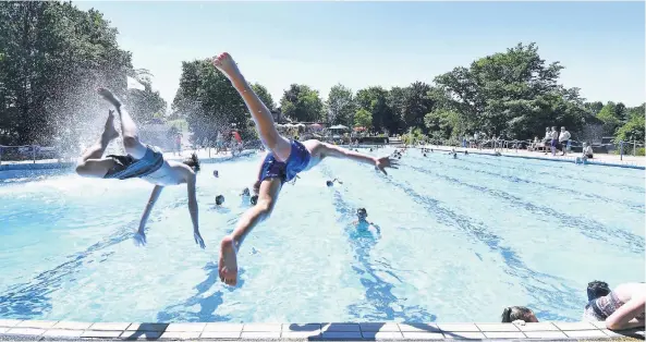  ?? FOTO: JÖRG KNAPPE ?? Ab ins kühle Nass. Die Schwimmbäd­er wie hier in Niederkrüc­hten sind bei den hohen Temperatur­en derzeit gut besucht.