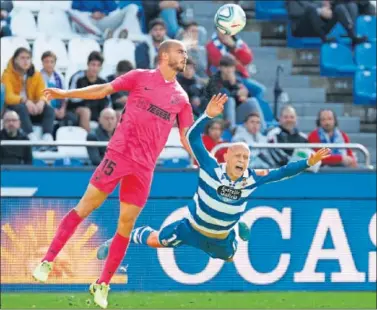  ??  ?? Mikel Villanueva, autor del primer gol del Málaga, despeja de cabeza un balón ante Mollejo.