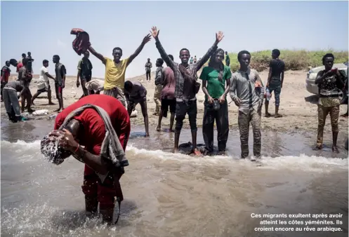  ??  ?? Ces migrants exultent après avoir
atteint les côtes yéménites. Ils croient encore au rêve arabique.