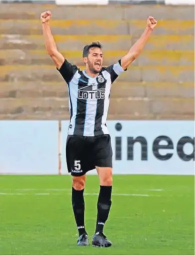  ?? ERASMO FENOY ?? José Manuel Carrasco celebra el triunfo sobre el Marbella en el Municipal de La Línea.