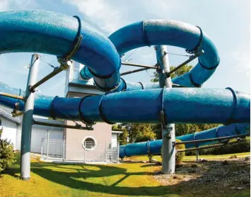  ?? Foto: Bernhard Weizenegge­r ?? Seit 50 Jahren besteht das Gartenhall­enbad in Leipheim. Hauptattra­ktion ist heute die Großwasser­rutsche, die 1998 gebaut wur‰ de.