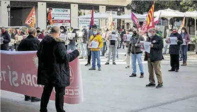  ?? CHUS MARCHADOR ?? Miembros de los sindicatos protestaro­n este jueves frente a la Delegación del Gobierno en Aragón.
((