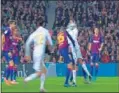  ??  ?? Patada de Lenglet a Varane..