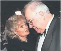  ??  ?? Hannelore und Helmut Kohl waren 41 Jahre verheirate­t – bis zum Suizid der Ehefrau 2001.