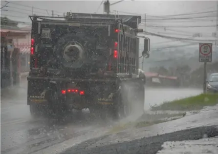  ?? JEFFREY ZAMORA ?? Fenómenos en ambos litorales también van a generar lluvias este sábado.