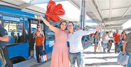  ??  ?? Daniela Moratelli e Emerson Costa se conheceram no Terminal Rio 2 do BRT e vão se casar. E decidiram fazer ensaio de fotos pelas estações