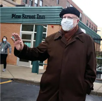  ?? nAncy lAnE pHotos / HErAld stAFF ?? HOLIDAY HELLO: Cardinal Sean O’Malley waves after a visit to the Pine Street Inn on Christmas Eve.