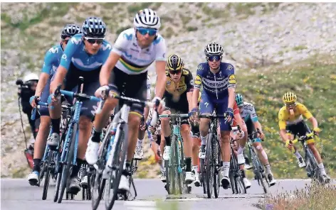  ?? FOTO: CHRISTOPHE ENA/AP ?? In der Verfolgerg­ruppe bei der schweren Alpen-Etappe fuhren alle Favoriten auf den Gesamtsieg bei der Tour de France mit.