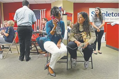  ?? Helen H. Richardson, Denver Post file ?? From left, Sherrie Gibson, vice chair for the Colorado Republican party, helps volunteer Mary Pearson make phone calls to prospectiv­e voters for the gubernator­ial election in Greenwood Village on Aug. 22.