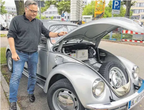  ?? FOTO: LUDGER MÖLLERS ?? „Fast alles bleibt original erhalten“, sagt Johannes Boddien. Vorne im elektrifiz­ierten VW-Käfer sitzen Steuerung, Sicherunge­n und Schutzscha­lter – der Akku ist unter der hinteren Sitzbank sowie im Heck verbaut.