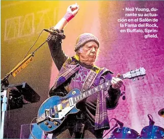  ?? Reuters ?? • Neil Young, durante su actuación en el Salón de la Fama del Rock, en Buffalo, Springfiel­d.