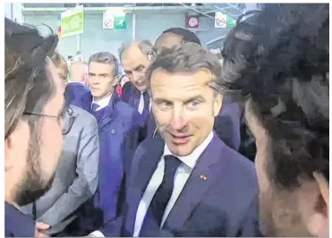  ?? Vidéo Justice pour nos Agriculteu­rs ?? Captation de la vidéo de l’échange entre le député Philippe Brun (à gauche), Emmanuel Macron (au centre) et Charles Culioli.