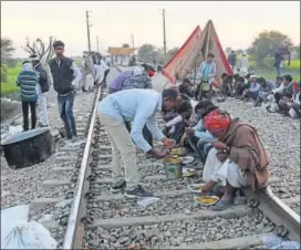  ?? HIMANSHU VYAS/HT PHOTO ?? Gujjars camping on railway tracks have refused to budge until their demand is met.