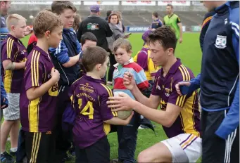  ??  ?? Eoghan Nolan surrounded by young autograph hunters after the game.