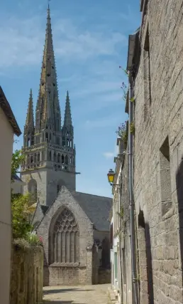  ??  ?? À Pont-croix, les imposants piliers du transept de l’église Notre-dame de Roscudon portent le clocher et sa flèche.