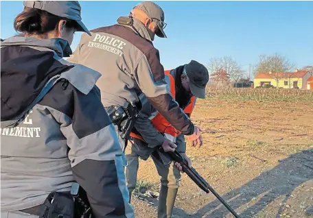  ?? | PHOTO : OUEST-FRANCE ?? Les policiers de l’environnem­ent s’assurent que les chasseurs respectent les règles pour la sécurité.