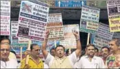  ?? HT PHOTO ?? Traders protest against Walmart’s proposed $16 billion buyout of Flipkart in Navi Mumbai on Monday