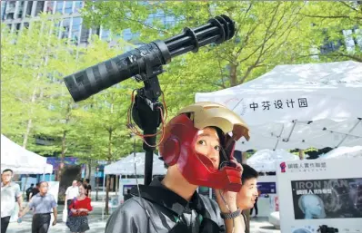  ?? HU KE/FOR CHINA DAILY ?? An inventor wears a self-made high-tech helmet at a startup fair in Shenzhen in June 2015.