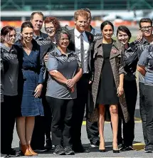  ?? GETTY IMAGES ?? Prince Harry, Duke of Sussex, Meghan, Duchess of Sussex and Prime Minister Jacinda Ardern pose with Invictus Games athletes on their arrival at the Wellington Internatio­nal Airport military terminal.