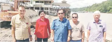  ??  ?? (From left) Ling, Wong, Jamit, Tang and Yong at the site of the ‘Proposed Riverbank and Slope Protection Works To Existing Kapit Waterfront’.