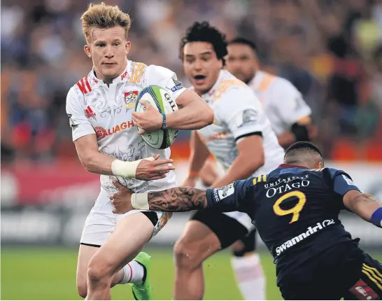  ?? Picture / Photosport ?? Fullback Damian McKenzie attempts to evade Highlander­s halfback Aaron Smith during the Chiefs’ win in Dunedin last night.