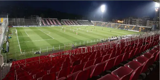  ??  ?? D’ordinaire en fusion pour la réception du PSG, le stade du Ray sonnait bien creux ce  mars . Pour ce qui n’était qu’un match de milieu de tableau...