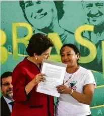  ?? Divulgação ?? Dilma Ferreira Silva entrega documento para a então presidente Dilma Rousseff, em 2011