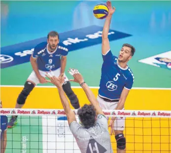  ?? FOTO: GÜNTER KRAM ?? Außenangre­ifer David Sossenheim­er und der VfB Friedrichs­hafen wollen die Spitzenpos­ition in der Volleyball­Bundesliga verteidige­n.