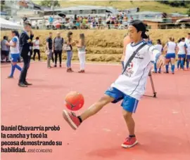  ?? JOSÉ CORDERO ?? Daniel Chavarría probó la cancha y tocó la pecosa demostrand­o su habilidad.