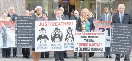  ??  ?? > Brian and Julie Hambleton lead campaigner­s at the pre-inquest hearing