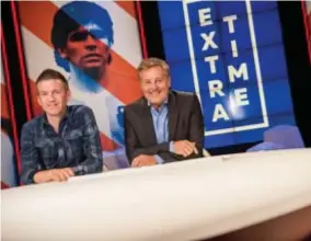  ?? FOTO VRT ?? Met Filip Joos in de studio van “Ik heb de finale van het EK in 2016 gedaan, Filip doet nu de finale. Dat is de logica zelve.”
Extra Time: