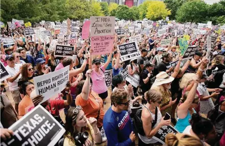  ?? Karen Warren / Staff photograph­er ?? The crowd, estimated at up to 5,000, cheers during an abortion rights rally Saturday featuring a campaign speech by Beto O’Rourke at Discovery Green. O’Rourke also touched on everything from gun control to transgende­r rights.